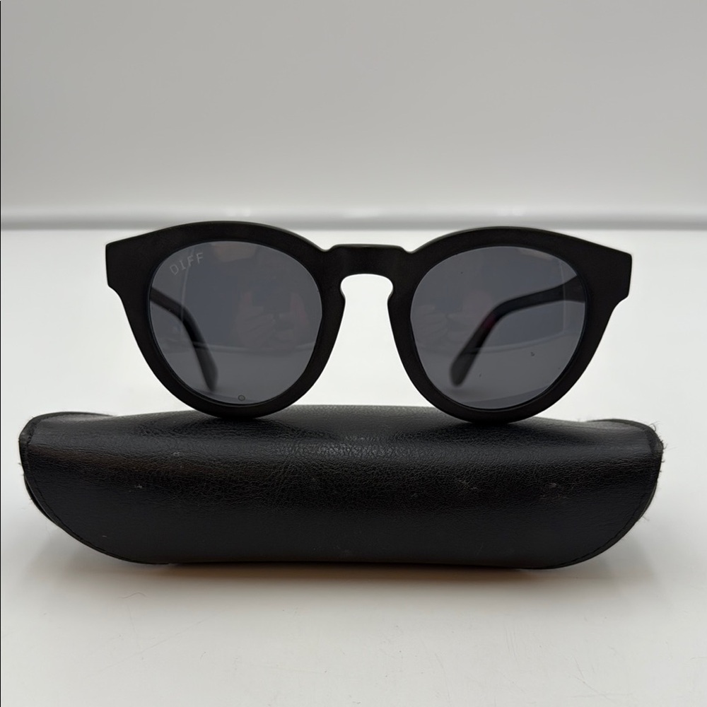 Diff Designer Round Sunglasses With Case - image 3